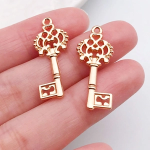 Macro-opname van twee goud vergulde vintage sleutelhangers met hartvormig uitgesneden