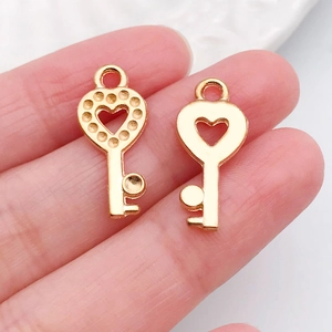Detail van hartvormige gouden sleutelhangers voor DIY sieraden maken en kettingen