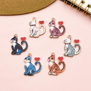 Set di 6 ciondoli a forma di gatto smaltato con coda a cuore per gioielli fai da te