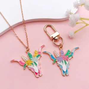 Collana e portachiavi bohémien con teschio di toro e fiori in finitura oro rosa