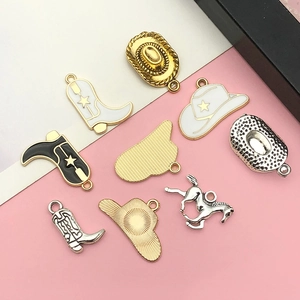 Ciondoli cowboy per gioielli fai da te con cappelli, stivali e cavalli su fondo rosa