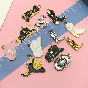 Set di ciondoli western cowboy con stivali smaltati, cappelli e cavalli per gioielli DIY