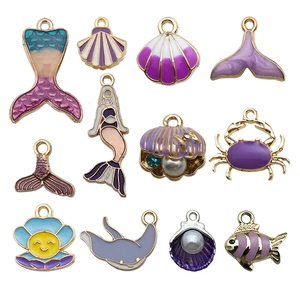 Set de 11 colgantes oceánicos de esmalte morado con conchas y colas de sirena en tono dorado