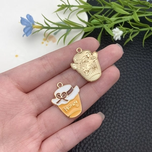 Vue détaillée d'une breloque pot de miel avec nœud et gravure pour bijoux DIY