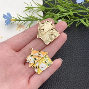 Vue détaillée avant et arrière du pendentif émaillé maison d'abeille et tournesol DIY