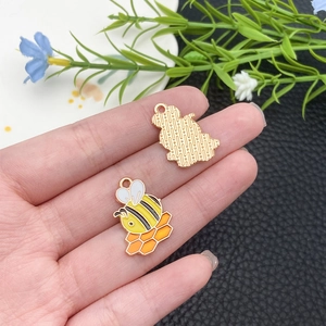 Vue détaillée du pendentif abeille en émail avec ailes en cœur montrant la taille