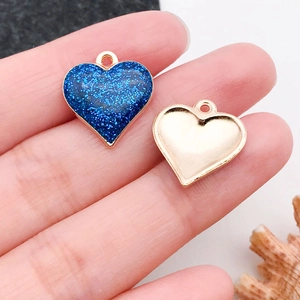 Macro di ciondoli a cuore con glitter blu e basi in metallo dorato per gioielli fai da te