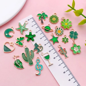 Détails macro de breloques en émail vert mélangé pour bijoux DIY avec bords dorés