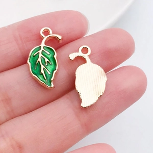 Détail du pendentif feuille en émail vert avec veines dorées pour bijoux DIY