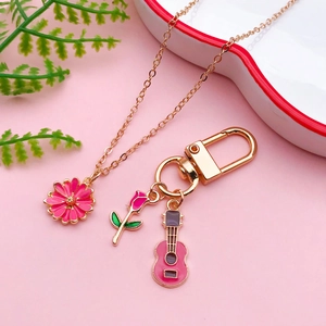Roze madeliefje ketting en gitaar sleutelhanger set met luxe roségouden plating