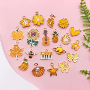 Set de breloques DIY avec pendentifs émaillés jaunes, fleurs, abeilles et guitare