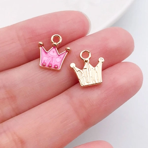 Detail van roze kroonhangers met goudplating en ophanglus voor DIY-sieraden maken