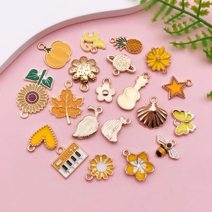 Assortiment de breloques en émail jaune aux formes de fleurs et d'animaux pour bijoux