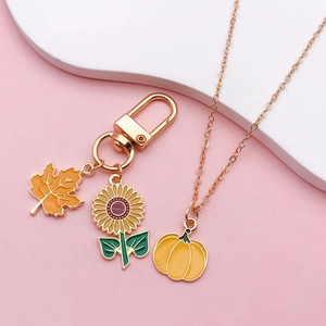 Parure de bijoux d'automne dorée avec breloques émaillées érable, tournesol et citrouille