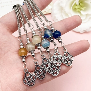 Nappe vintage con nodo celtico, perle colorate e catene intrecciate in argento
