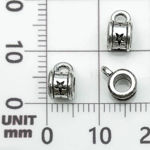 Vista macro di perline distanziatrici a stella d'argento con asole per bracciali DIY