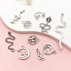 Dijes surtidos de aleación de plata vintage con serpiente, luna y estrellas para joyas DIY