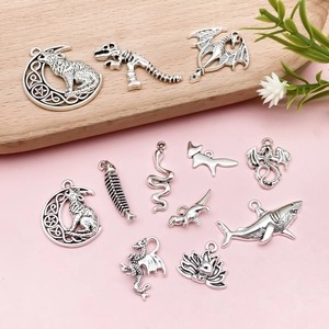 Vue détaillée de breloques en alliage argent antique avec loups et dragons pour bijoux DIY