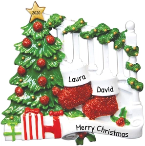 Détail d'un ornement de sapin de Noël en résine avec chaussettes rouges et paillettes