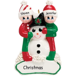 Detail eines personalisierten Schneemann-Familienanhängers mit individuellen Namen