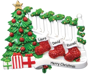 Décoration en relief détaillée avec sapin de Noël, trois chaussettes rouges et cadeaux