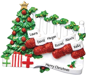 Détail d'un pendentif sapin de Noël personnalisé avec noms et chaussettes rouges à paillettes