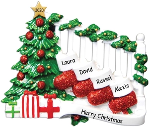 Vue détaillée d'ornement de Noël 2020 personnalisé avec noms en paillettes rouges