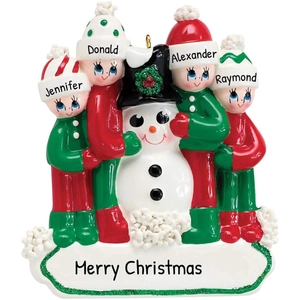 Detail eines personalisierten Schneemann-Familien-Anhängers mit Namen und Weihnachtsgrüßen