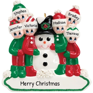 Detailansicht vom 2025 Schneemann-Familienanhänger mit sieben Namen als Weihnachtsbaumschmuck