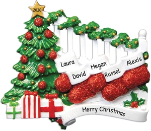 Détail de suspension botte de Noël personnalisée en résine avec 5 noms et l'année 2020