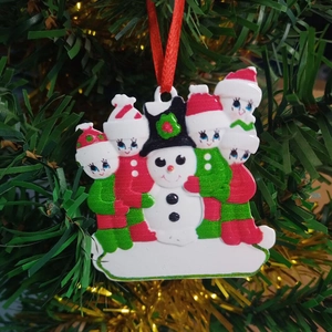 Detail eines Weihnachtsbaumanhängers mit Schneemannfamilie und personalisierbarem Sockel