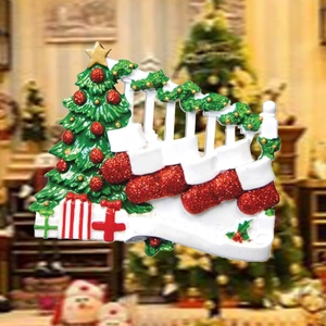 Décoration de sapin de Noël avec quatre chaussettes rouges à paillettes pour prénoms