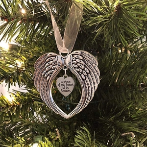 Silberner Engelsflügel-Herzanhänger am Weihnachtsbaum mit Gedenkspruch My Heart In Heaven