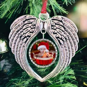 Weihnachtsanhänger Engelsflügel Herz mit Fotorahmen hängend an einem Tannenbaum