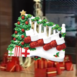 Décoration sapin de Noël DIY avec 4 chaussettes rouges et boîte cadeau de fête