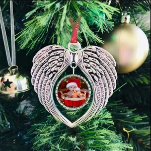 Silberner Engelsflügel-Herz-Weihnachtsschmuck mit Fotohalter an einem Tannenbaumzweig