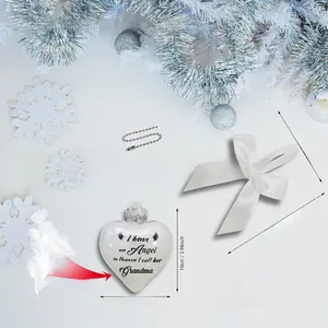Λεπτομερής προβολή χριστουγεννιάτικης μπάλας για τη γιαγιά με φτερά και λευκό φιόγκο