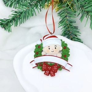 Décoration de Noël pour bébé en résine avec couronne de houx et noeud rouge suspendu