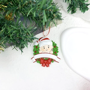 Détail d'une décoration de Noël en résine pour bébé avec bannière DIY personnalisable
