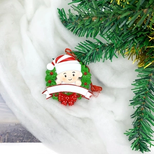 Détail de l'ornement de Noël en résine avec visage de bébé et bannière personnalisable