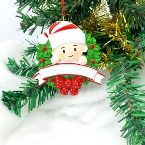 Détail d'ornement de Noël bébé en couronne avec bannière pour personnalisation