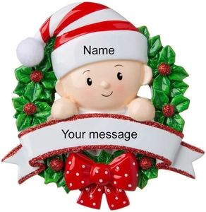 Détail d'un ornement de Noël en résine pour bébé avec couronne de houx personnalisable