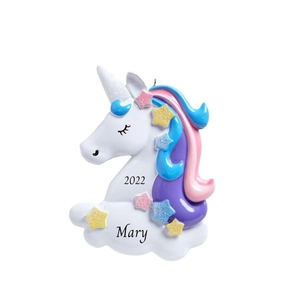 Détail de l'ornement licorne en résine avec étoile scintillante et personnalisation 2022