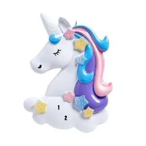 Détail d'un ornement de licorne en résine blanche avec étoiles pailletées et crinière