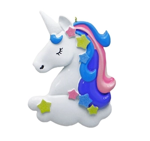 Détail d'ornement de Noël licorne en résine DIY avec étoiles scintillantes et suspension