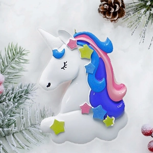 Pendentif licorne de Noël en résine avec crinière colorée et étoiles sur fond de neige