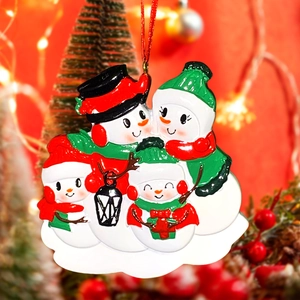 Décoration de Noël en résine avec une famille de quatre bonhommes de neige et écharpes