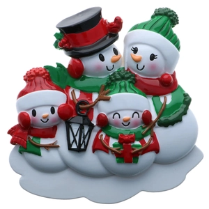 Détail d'ornement de Noël famille de quatre bonshommes de neige avec bonnets et écharpes