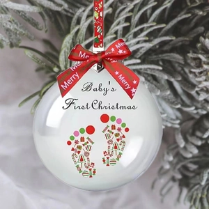 Boule de Noël premier Noël de bébé avec empreintes de pieds et ruban rouge