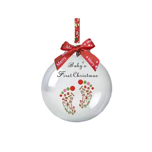 Boule de Noël Baby's First Christmas blanche avec ruban rouge et motifs de petits pieds